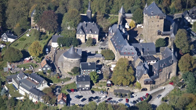 Luftaufnahme von Schloss Burg