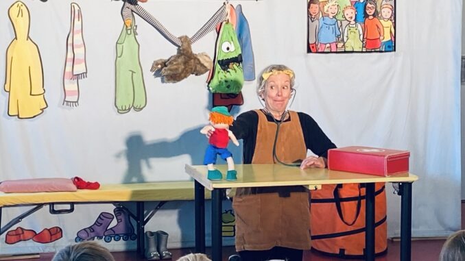 Theaterstück für kinder - Sina und Tim spielen Doktor Theaterstück für kinder - Sina und Tim spielen Doktor